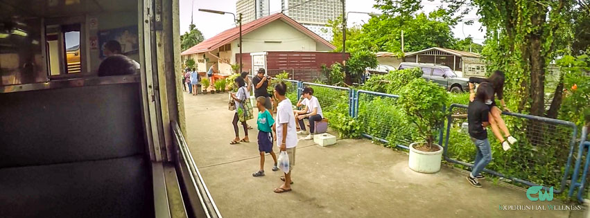 The true atmosphere of Bangkok while people are waiting for the trains