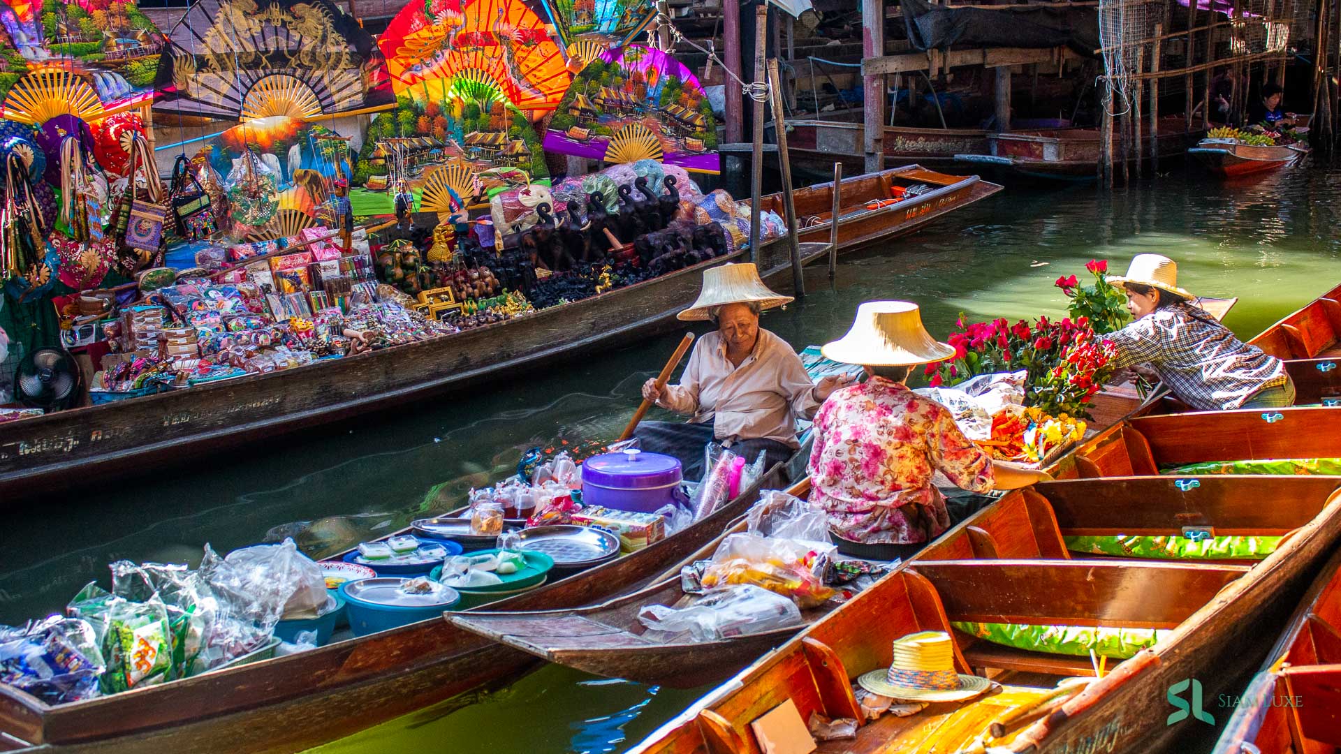 Tourist take a photo of the Damnoen Saduak floating market