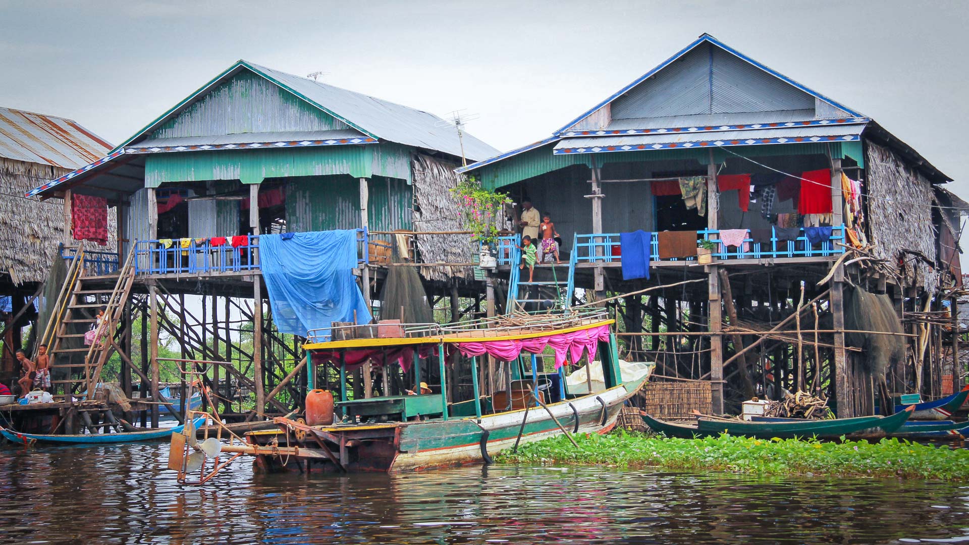 Villager floating houses can be seen on a Tonle Sap tour
