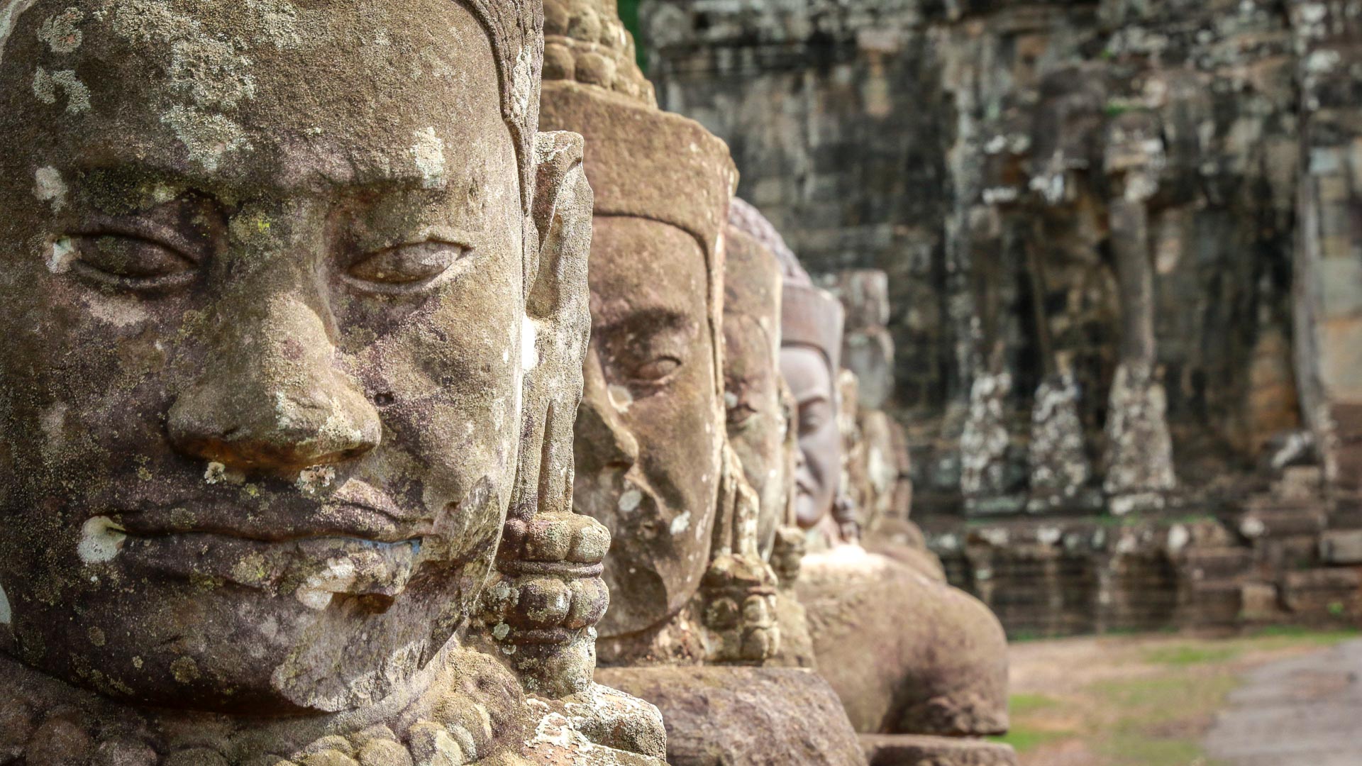 Statues of King disciples in Angkor Wat, Siem Reap