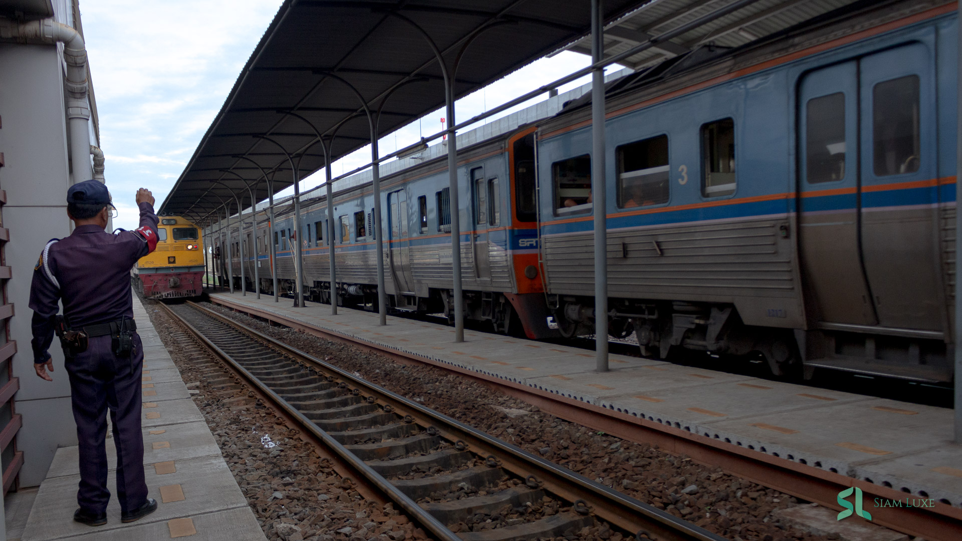 A train is approaching the railway station in Bangkok