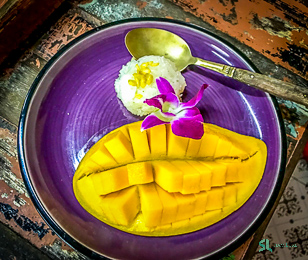 Sticky Rice with Mango, one of the must-try dishes for all tourists visiting Thailand