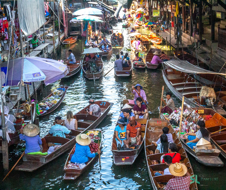 The busy Damnoen Saduak Floating Market