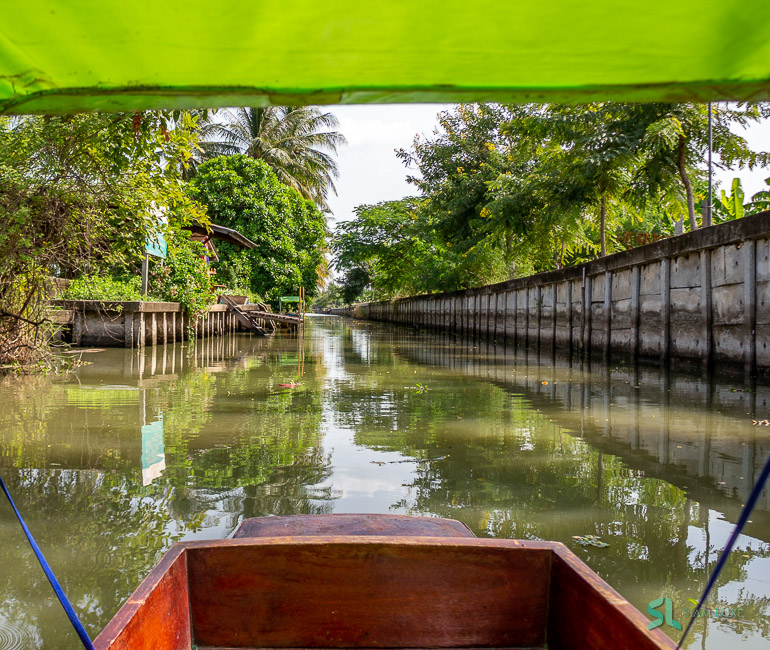 Get along the local scenery by long-tail boat at the Mahasawat Community