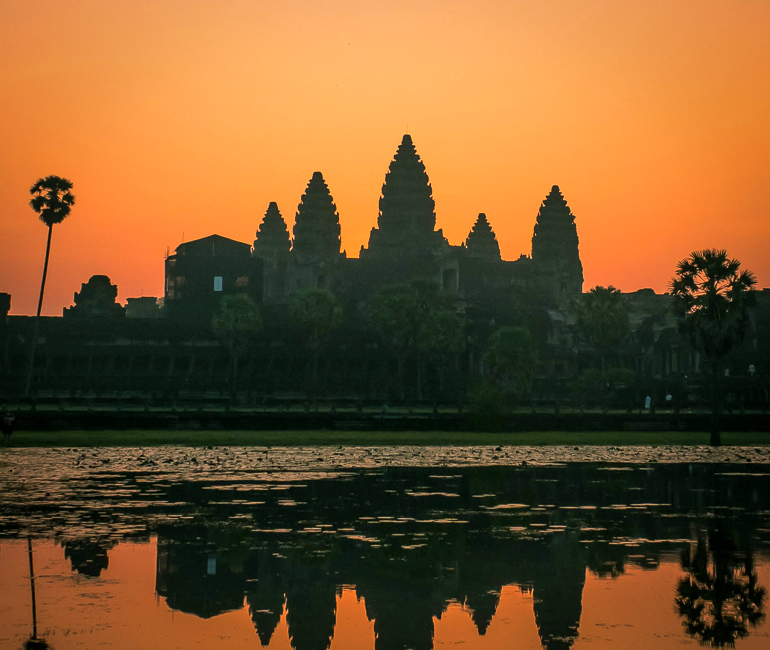 Angkor Wat tours during sunset